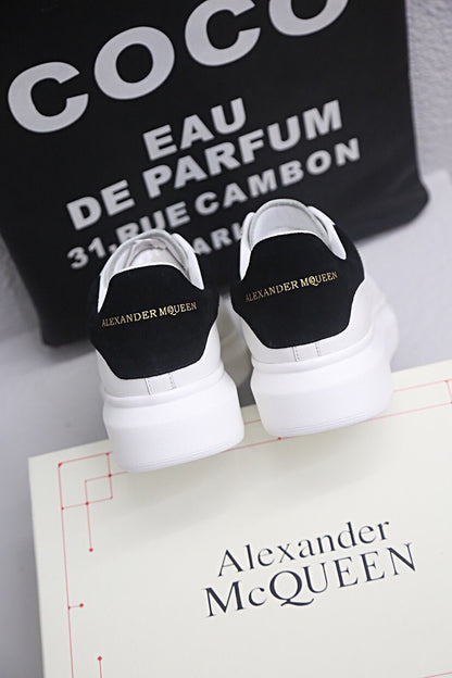 ALEXANDER MCQUEEN BASICHE BIANCHE E NERE CON SCRITTA ORO